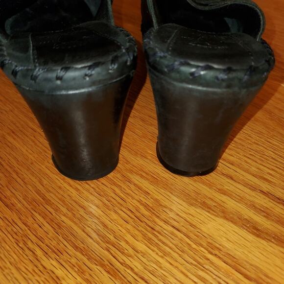FRYE BLACK LEATHER DECOR CLOGS - Picture 11 of 11